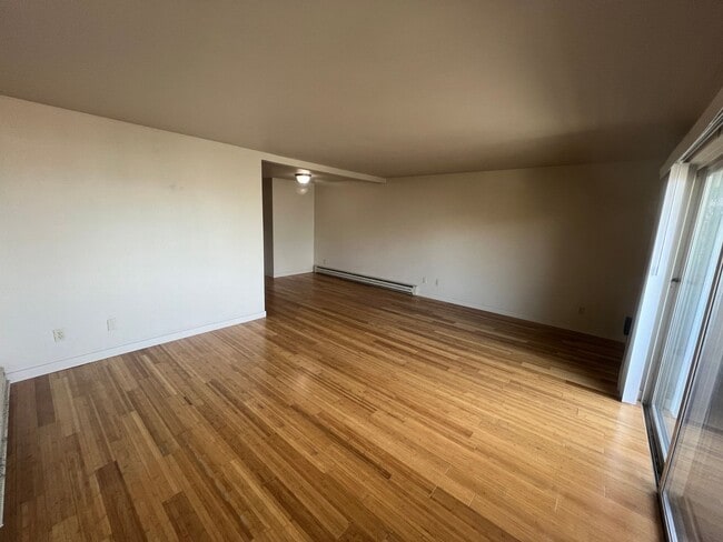Building Photo - Spacious Fremont 2BR/1BA, split level with private balcony, recently remodeled kitchen!