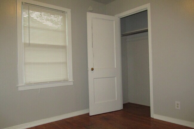 Building Photo - 2/1 with bonus room in Cherrywood Available August!