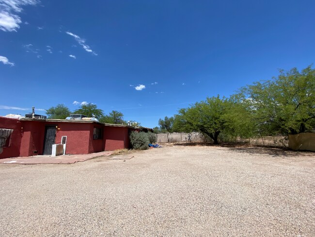 Building Photo - 3326 N Fontana Ave