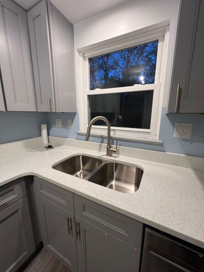 Building Photo - Updated 2 bedroom cutie in Brentwood! ** H...