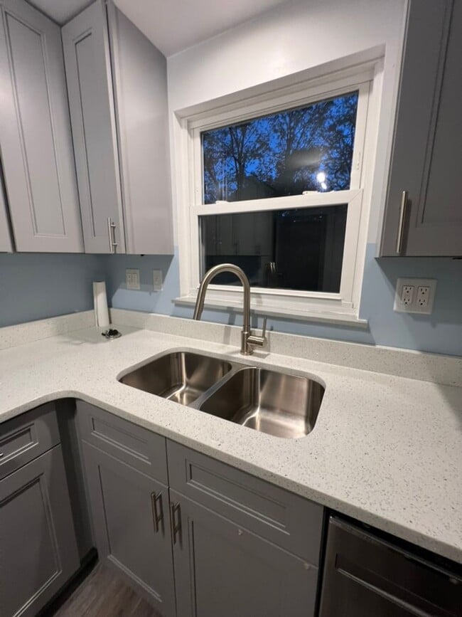 Building Photo - Updated 2 bedroom cutie in Brentwood!