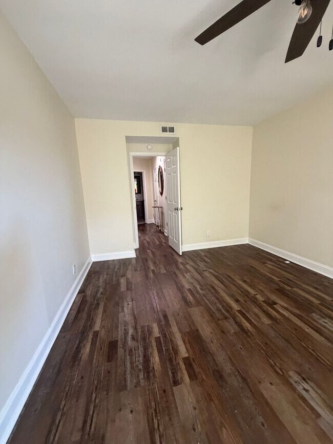 Building Photo - Beautifully Updated 3 bedroom/2 bath - 11th Place Condominiums Unit #2003 Available August 2026 $...
