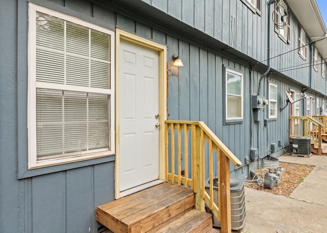 Building Photo - Summer Special! Spacious Updated 3BR Townhome + $250 Off First Month’s Rent