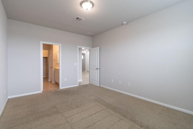 Building Photo - 2880 Donnell Dr
