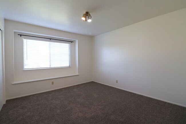 Building Photo - **Single-Story Foxenwoods Home on a Cul-de-Sac – Spacious Yard!**