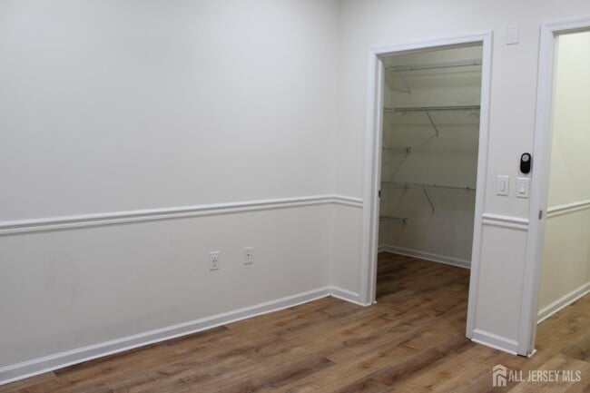 Building Photo - 611 Doral Ct