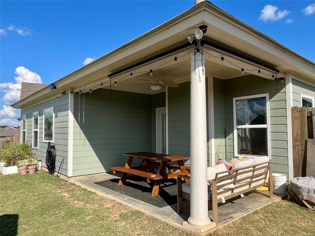 Building Photo - 876 Hedgefield Way