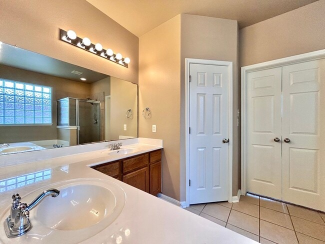 Building Photo - Your Next Home Awaits – Roomy, Bright & Co...