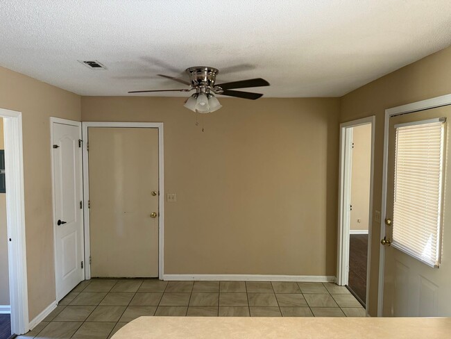 Building Photo - 156 Lakeside Dr