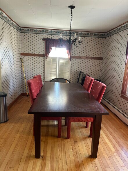 Building Photo - 4 Maple Ave