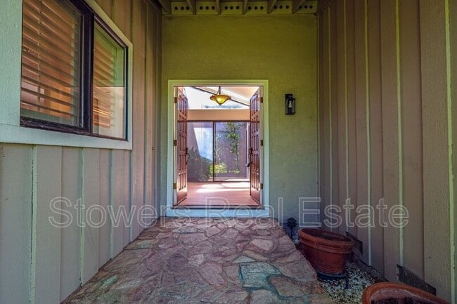 Building Photo - 2232 Oneida Cir