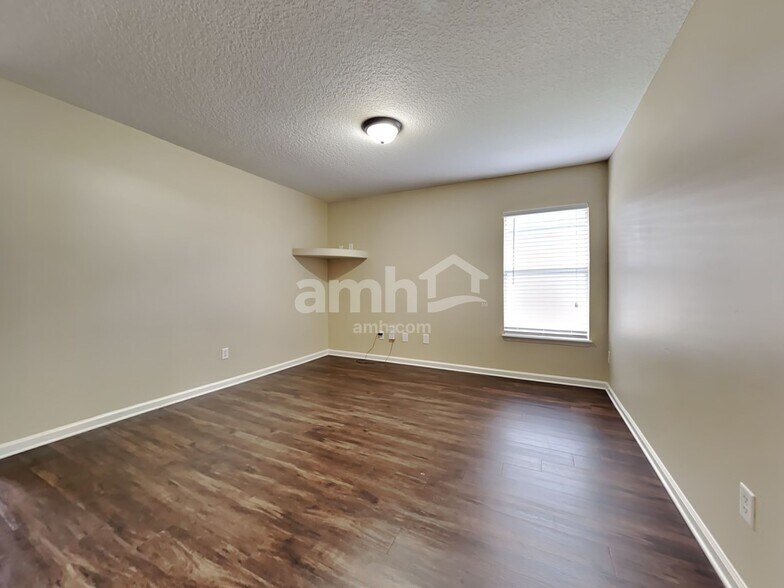 Building Photo - 705 Waterlily Way