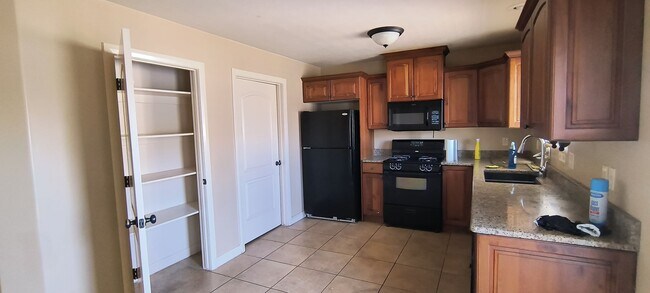 Building Photo - 3 bedroom 2.5 bath in Cedar Park right by IHC hospital.