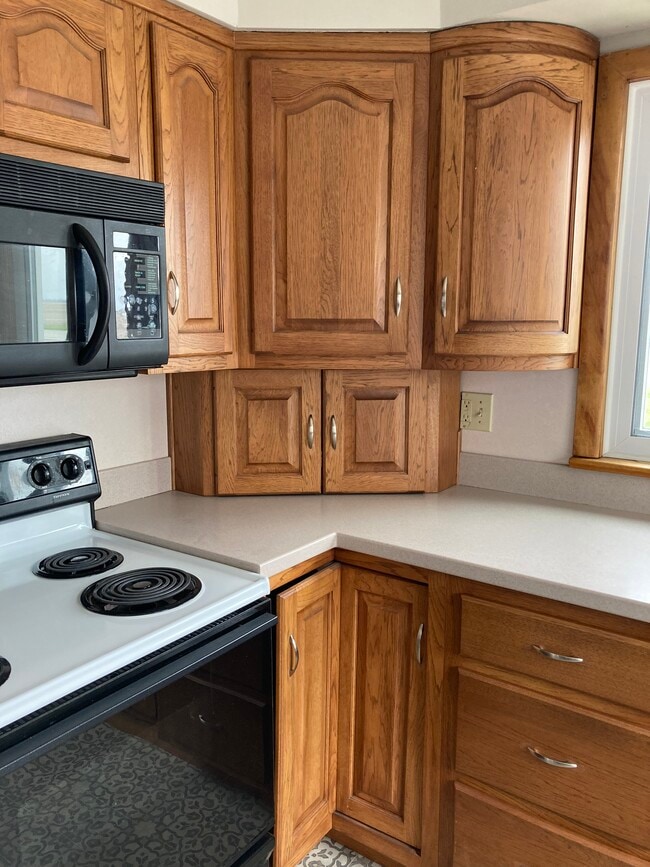 Oak cabinets, new flooring - 8370 N 300 W-90