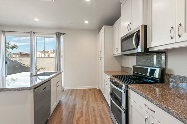 Building Photo - Comfort Meets Coastal Living 4 Bed 2.5 Bath in Oceanside!