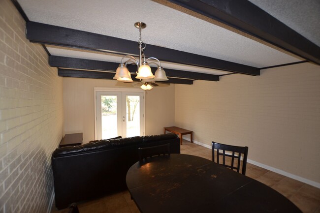 Building Photo - Fully Furnished!  2 bedroom 1 bath townhou...