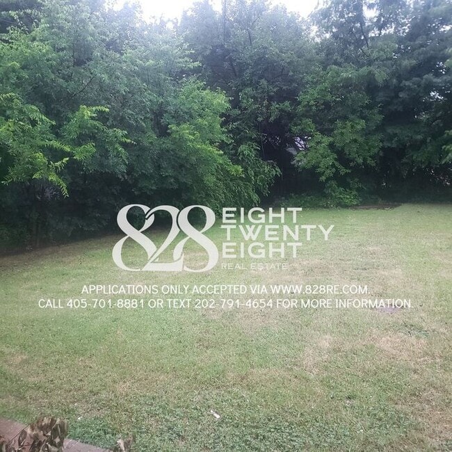 Building Photo - *AVAILABLE NOW!* 4 bed/1 Bath House with an Awesome Backyard!