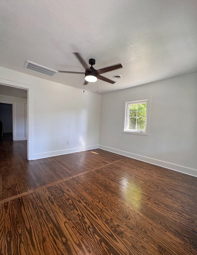 Building Photo - Greenville Rental Alert! Minutes from Unity Park & Downtown Greenville!
