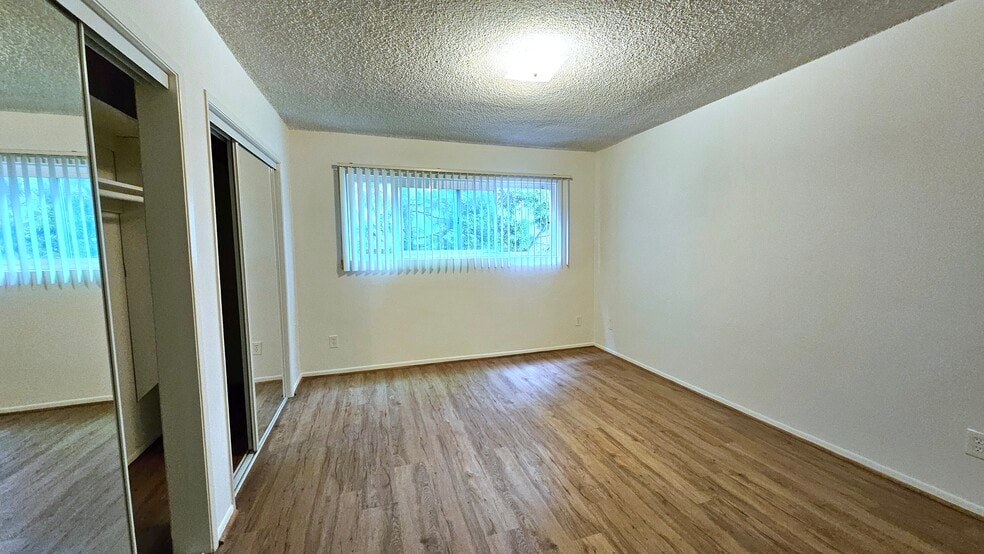 Spacious Room - 3838 Keystone Ave