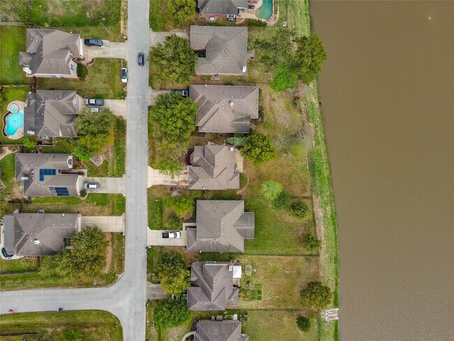 Building Photo - 9219 E Lakeside Dr