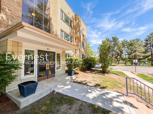 Building Photo - 1 Bed, 1 Bath Condo with Modern Amenities / Available Soon!