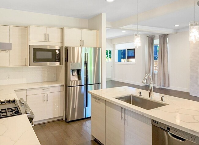Building Photo - 4Bd/2.5Ba Renton Home