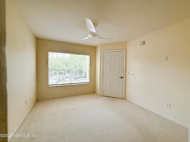 Building Photo - 13700 Richmond Park Dr N