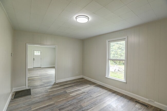 Building Photo - 2 Bdrm / 2 Bath - Remodeled Cottage in Johnson City