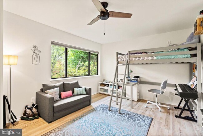 Building Photo - 2120 S Bay Ln