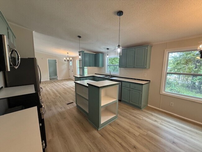 Building Photo - 901 Green Meadow Dr
