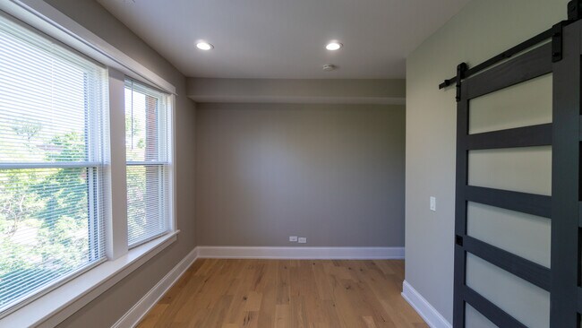 Building Photo - 5406 N Paulina St