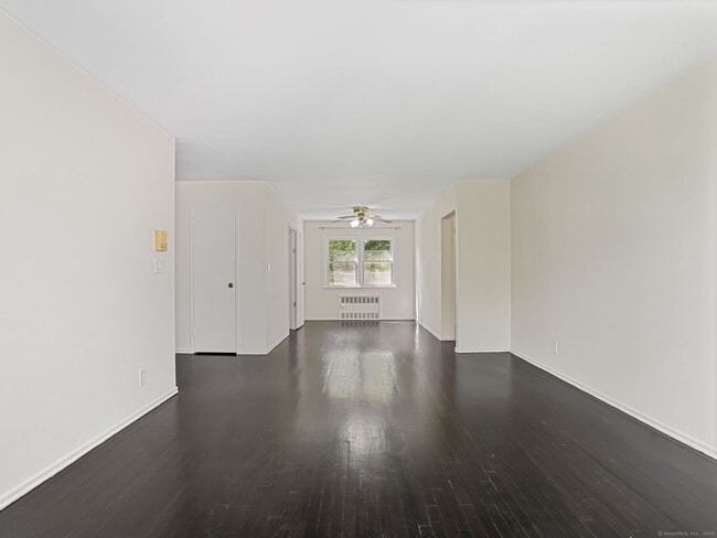 Building Photo - 262 Glenbrook Rd