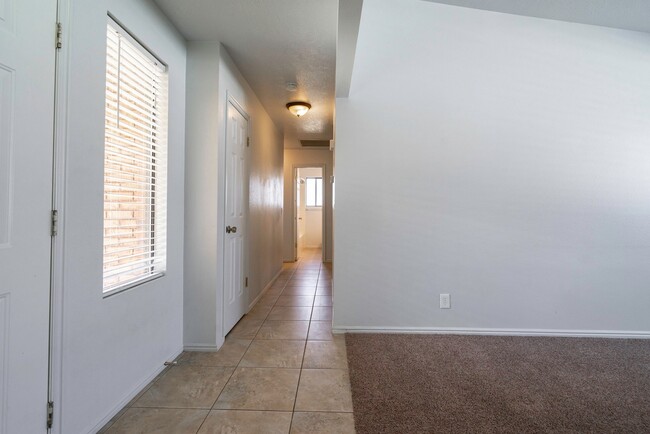 Building Photo - Beautiful 3 Bedroom Home in Bloomington Hills