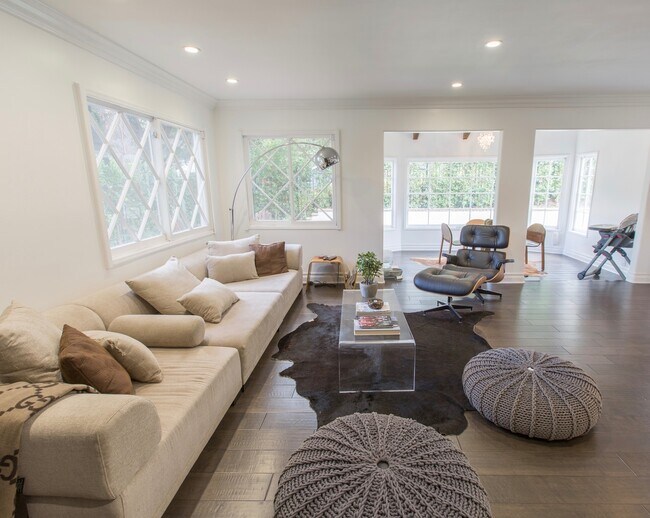 Building Photo - Luxury 5 Bed, 3 Bath - Entertainers Dream!