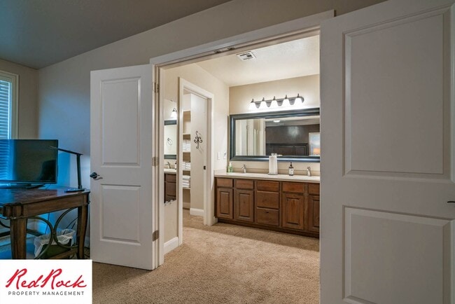 Building Photo - Move In Special! $500 Off First Month's Rent! 3 Bedroom Fully Furnished Home.