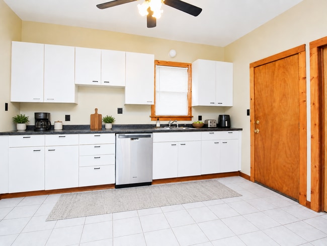 Building Photo - Spacious 2BR + Sunroom Main Floor in NE Arts District – Steps to Logan Park & Breweries