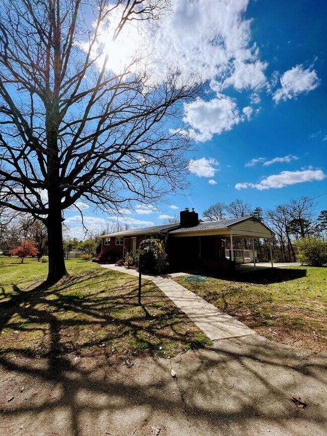 Building Photo - 4 Bedroom Home in Campbell County