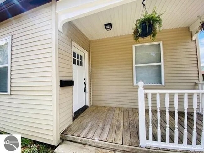 Building Photo - Charming Home in Cadillac Available May 2024