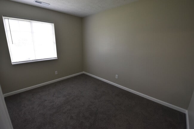 Building Photo - 3 Bedroom, 1 Bath Ranch in Greenfield