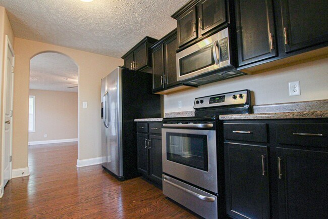 Building Photo - Pet Friendly Ranch!