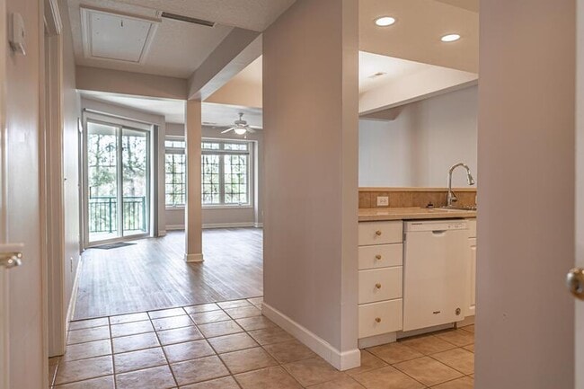 Building Photo - 1733 Woodbrooke Dr