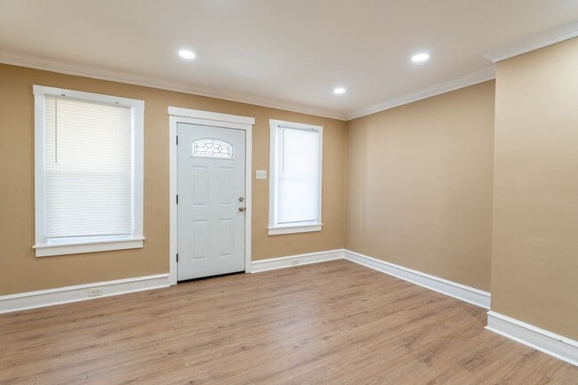 Building Photo - Newly rehabbed 3 bedroom