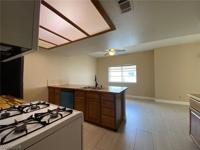 Building Photo - 313 Beethoven St