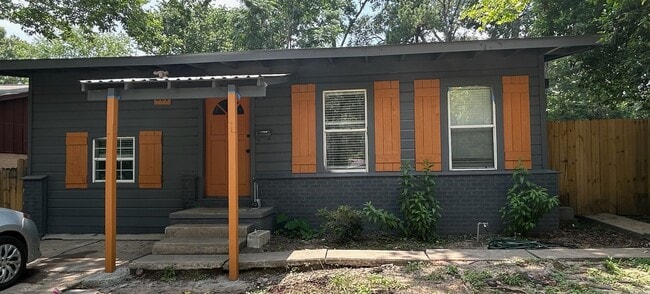 Primary Photo - 607 W Dallas St