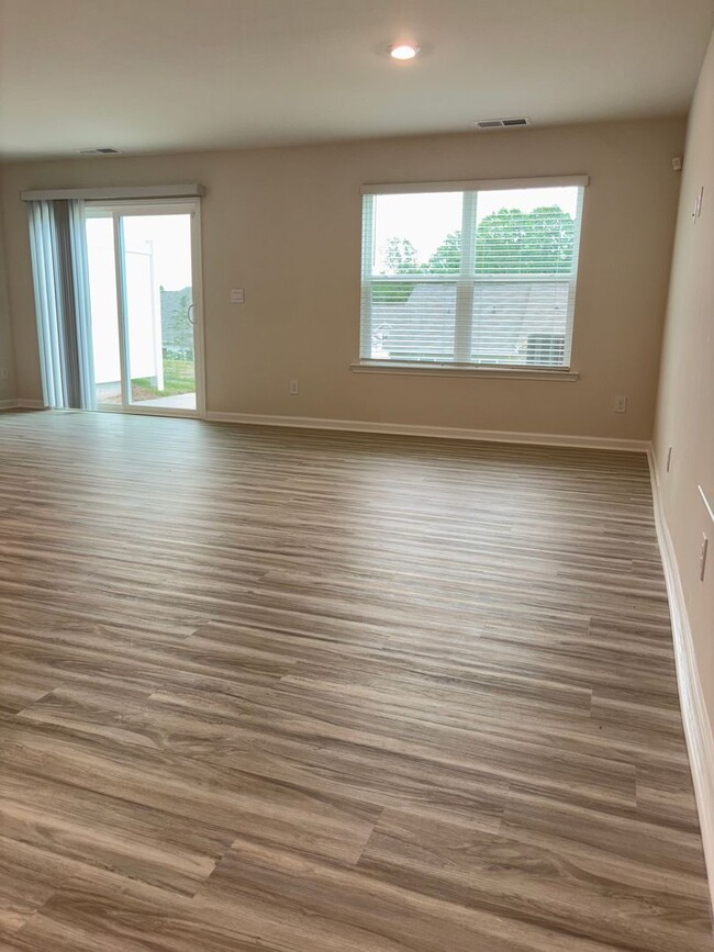 Building Photo - Brand New End-Unit Townhome in Charlotte!