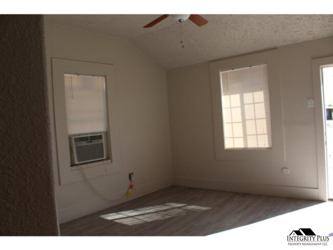 Building Photo - 505 1/2 N Morrison Ave