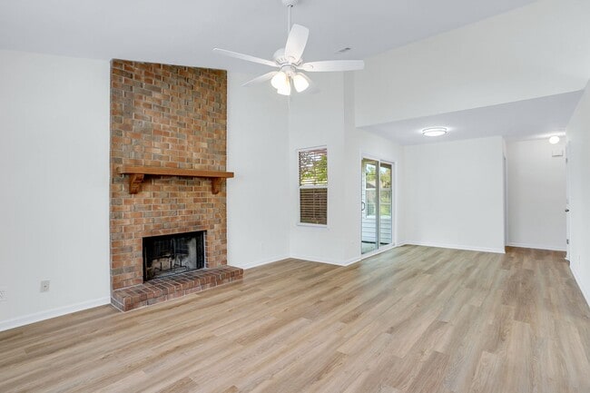 Building Photo - 3 Bedroom 2 Bathrooms in Sterling Creek - ...