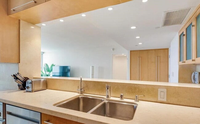 Building Photo - "Chic Santa Monica Oasis: 1-Bedroom Furnis...