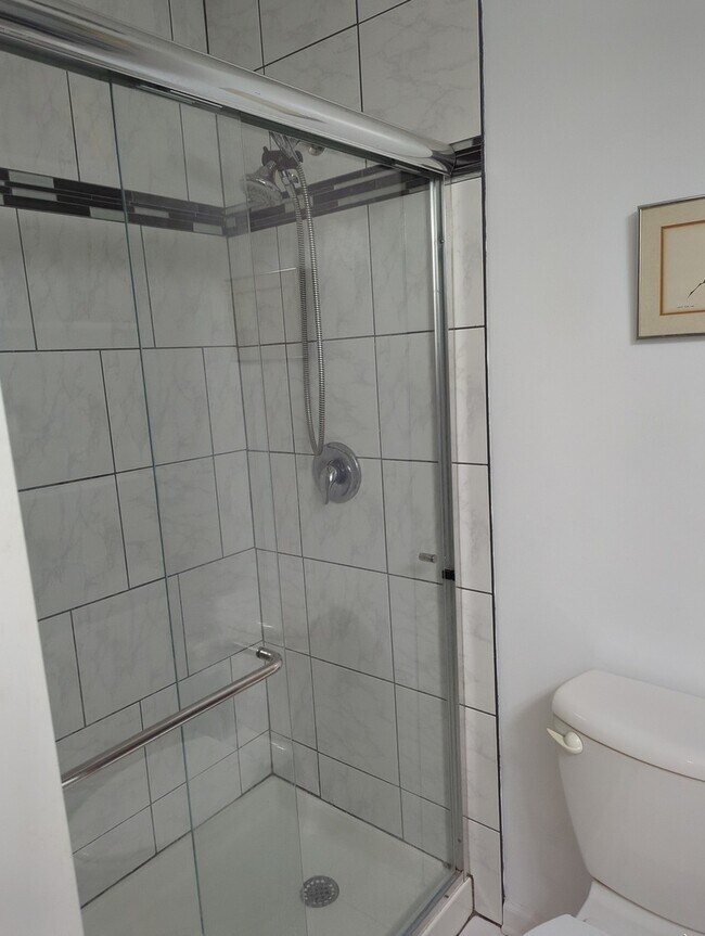 Building Photo - 5529 E Lake Dr