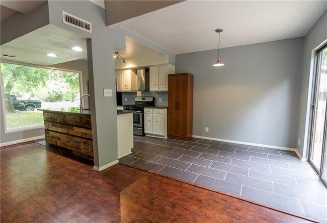 Building Photo - 3901 Knollwood Dr